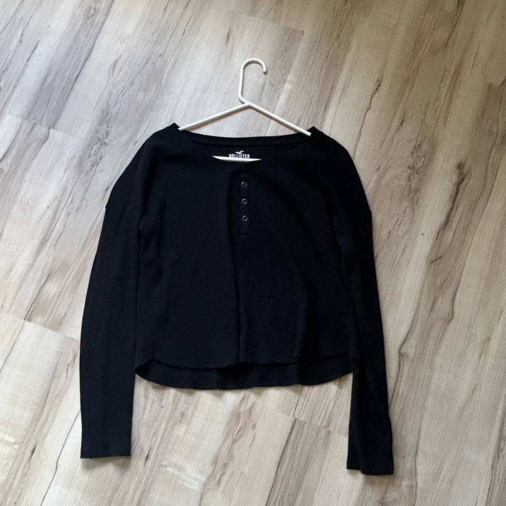 Hollister Black Long-Sleeve Henley Crop Top